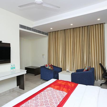 Oyo 8132 Hotel Kukreja Ντεχραντούν Εξωτερικό φωτογραφία