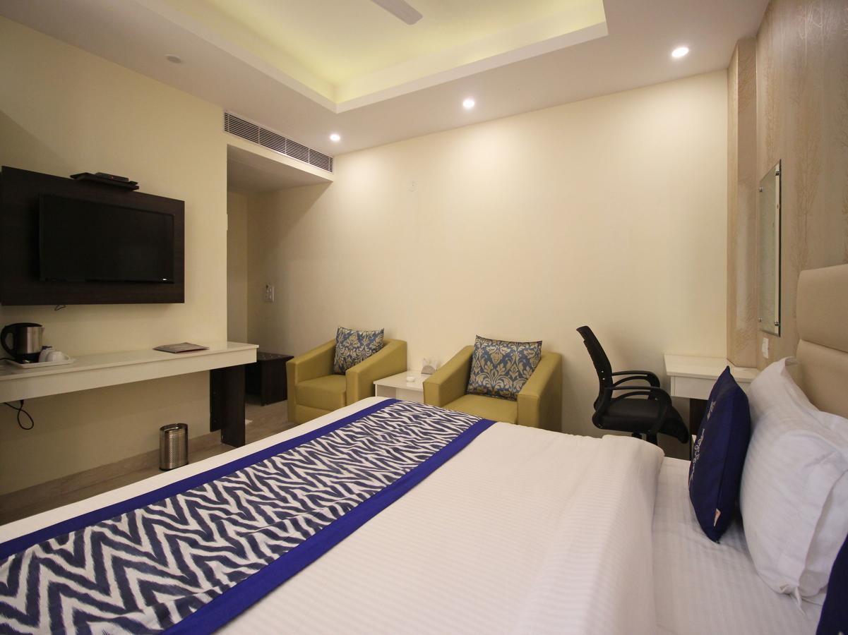 Oyo 8132 Hotel Kukreja Ντεχραντούν Εξωτερικό φωτογραφία