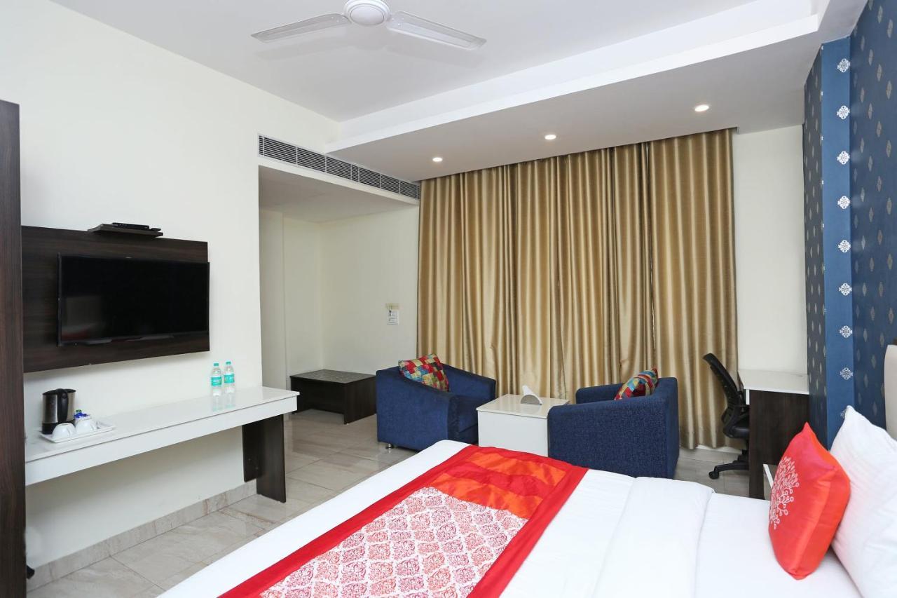 Oyo 8132 Hotel Kukreja Ντεχραντούν Εξωτερικό φωτογραφία